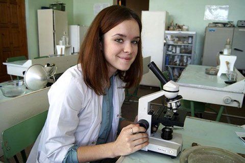 Астраханская студентка вывела бактерии, питающиеся пластиком