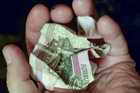 Минтруд: Зарплата у россиян за прошлый год снизилась на 9,5%