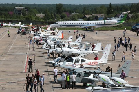 В Ярославле открылся авиасалон малой и региональной авиации "Авиарегион-2016"
