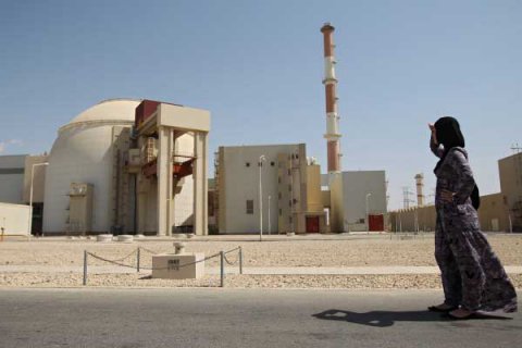 Россия в понедельник передаст Ирану управление АЭС в Бушере