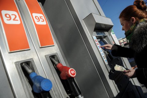 Цены на бензин в России пошли на снижение, но...