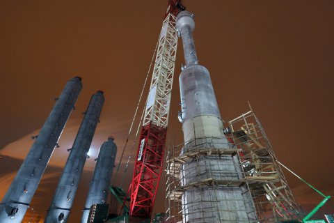 На Московском НПЗ идет монтаж высокотехнологичного оборудования установки переработки нефти Евро+