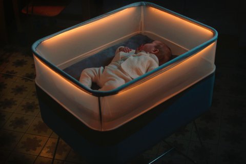 Ford разработал умную детскую кровать помогающую малышам быстрее уснуть.