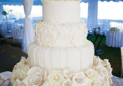 Свадебный торт с белыми цветами из мастики
