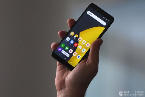 Компания "Яндекс" представила собственный смартфон с голосовым помощником "Алиса"
