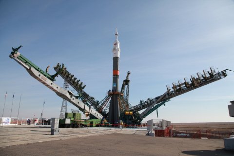 Ракета с ТПК «Союз МС-12» установлена на старте