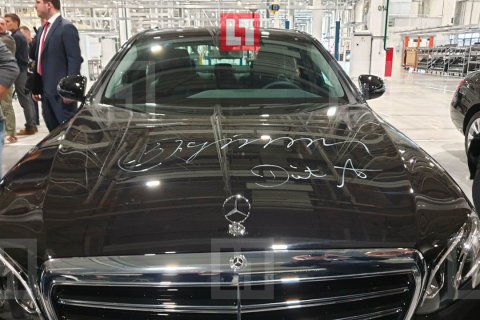 Первый Mercedes собранный на Подмосковном заводе получил на капоте подпись президента