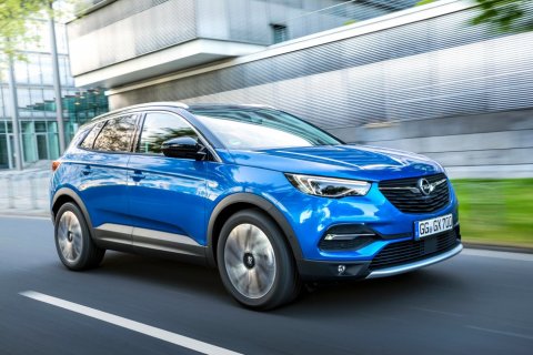 Opel вернулся! В Петербурге открылся первый автосалон немецкой марки