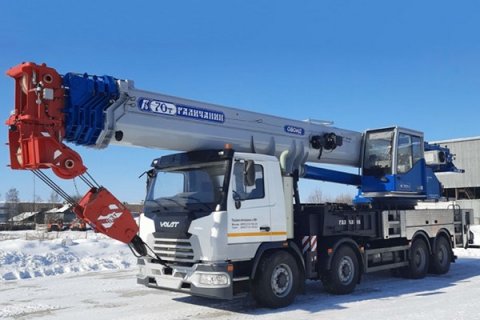 ГАКЗ представил автокран грузоподъемностью 70 тонн на новом шасси