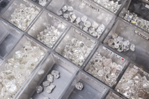 АЛРОСА сообщает предварительные результаты продаж алмазного сырья и бриллиантов за сентябрь 2021 года