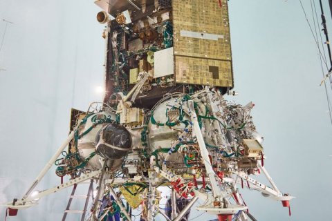 Завершена сборка аппарата для миссии «Луна-25»