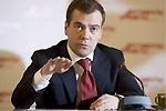 Медведев понизил возраст пребывания на госслужбе с 65 до 60 лет
