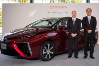 В Японии поступили в продажу первые в мире автомобили Toyota Mirai с водородным двигателем