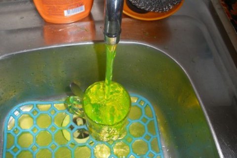 Коммунальщики из уральского города Киров покрасили воду в батареях в зеленый цвет.