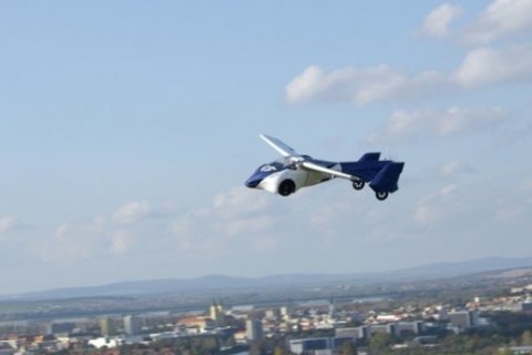 Летающие автомобили от компании AeroMobil появятся в небе в 2017 году
