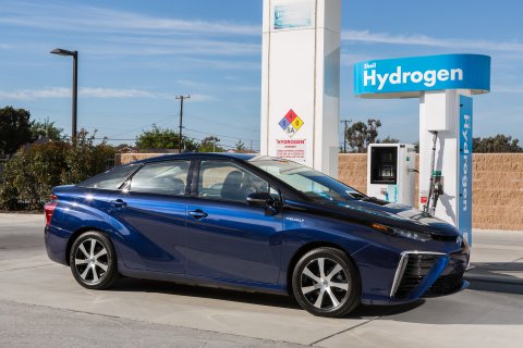 Toyota приступила к серийному выпуску автомобилей на водороде