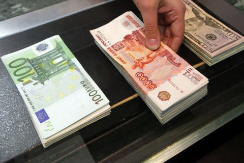 ЦБ России обязал россиян при обмене валюты заполнять анкеты