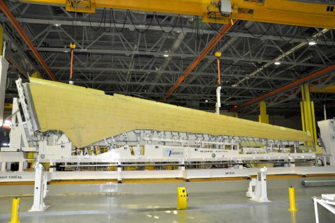 На завод Корпорации «Иркут» доставили вторую консоль композитного крыла самолета МС-21