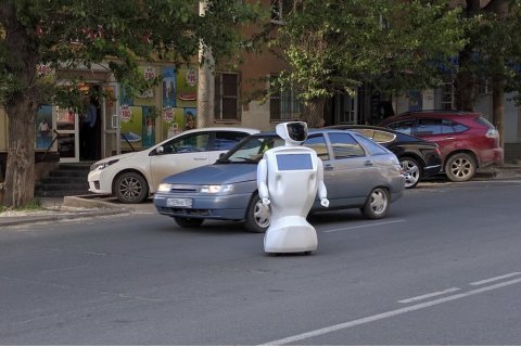 В Перми робот сбежал с производства и полчаса веселил водителей и пешеходов