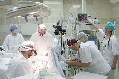 Хирурги в Крыму испытали инновационный инструмент томской компании