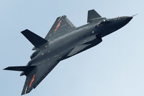 Китай принял на вооружение истребитель пятого поколения J-20