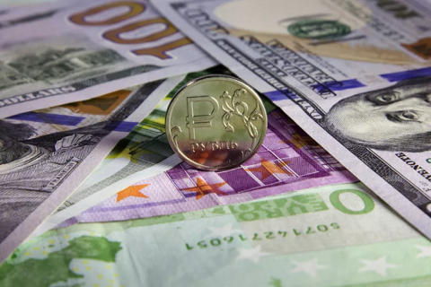 ЦБ повысил на 3 августа официальные курсы доллара и евро