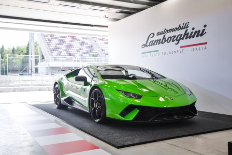 Динамическая презентация Lamborghini Huracán Performante в России состоялась на гоночной трассе Moscow Raceway.