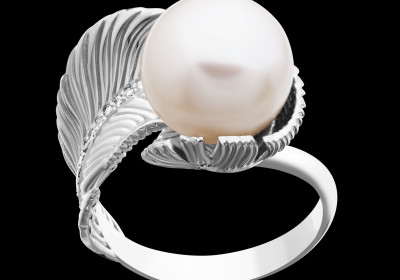 Золотое кольцо с белым жемчугом с бриллиантами
