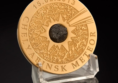 Памятная медаль с метеоритом