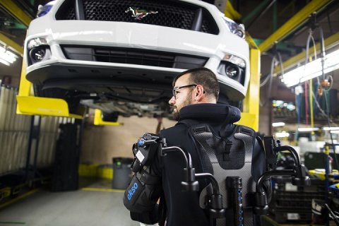 Ford реализовал глобальную программу по оснащению рабочих конвейера экзоскелетами