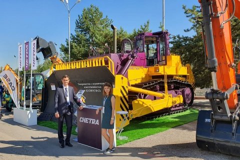 ЧЕТРА показала в Казахстане свой 62-тонный бульдозер