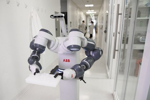 ABB представила концепцию мобильного лабораторного робота для «Больницы будущего»