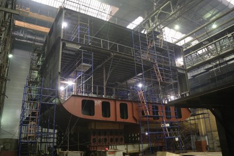 На Северную верфь выполнена поставка главного судового двигателя для траулера «Капитан Геллер»