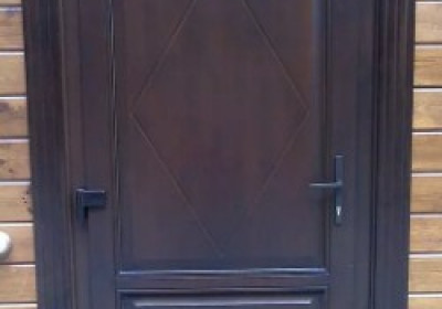 Входная деревянная дверь с карнизом и наличниками