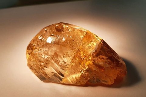 Крупнейший цветной алмаз весом 236 карат добыт в Якутии
