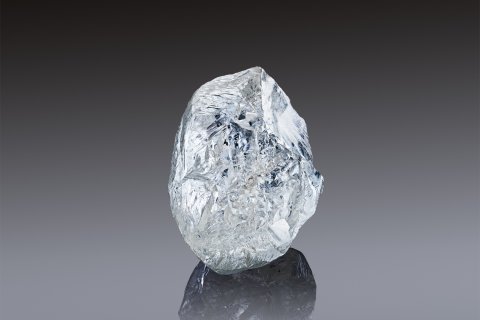 АЛРОСА выставляет на юбилейный 100-й аукцион исключительный 242-каратный алмаз