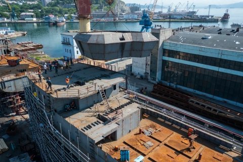 Резидент свободного порта Владивосток - Находкинский судоремонтный завод - модернизирует мощности и строит краболовные суда