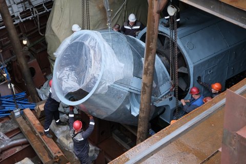 Судостроители Северной верфи погрузили турбины и редукторы Главной энергетической установки на фрегат «Адмирал флота Советского Союза Исаков»