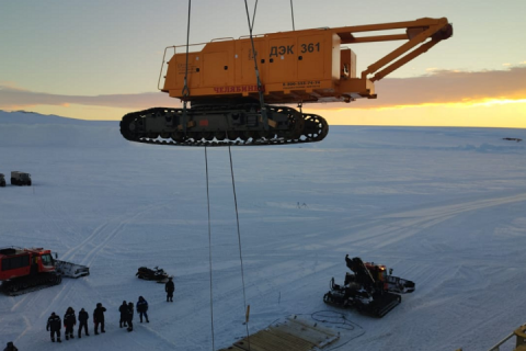 ЧМЗ выпустил партию кранов в специальном исполнении для работы в Антарктиде