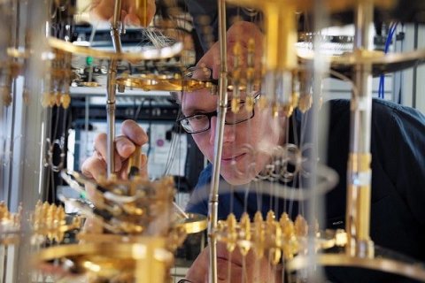 Ученые из Российского квантового центра и Физического института имени П. Н. Лебедева РАН представили прототип квантового компьютера на ионах