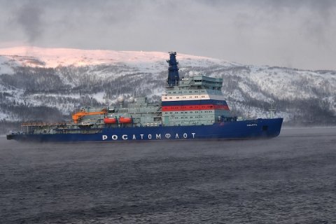 На борту атомохода «Сибирь» поднят государственный флаг Российской Федерации