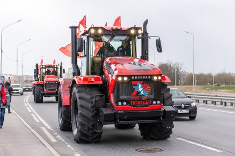 Парад во главе с вековым трактором состоялся 8 мая, накануне 79-й годовщины Великой Победы!