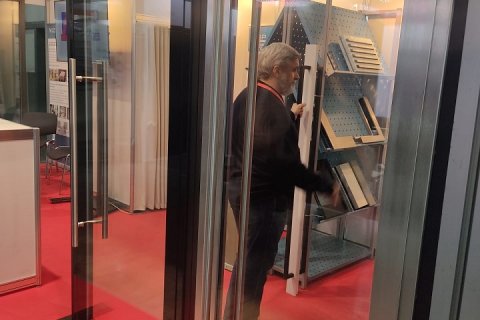 «Огнедекор» представил на выставке Мосбилд-2025 свои изделия из листового металла и стекла