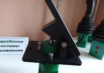 Гидроблок (педаль) БДУ-ПТ10 тормозной системы грейдера