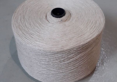 Полугрубая пряжа из овечьей шерсти в бобине, чёрная