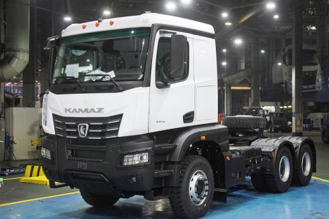 С конвейера КАМАЗ сошел новый седельный тягач поколения К5