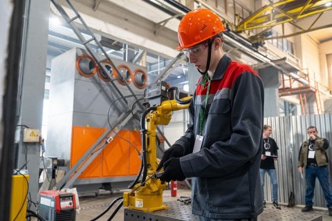На КРМЗ студенты соревнуются в управлении сварочными роботами