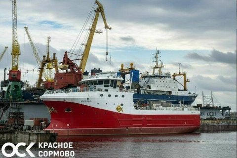 На краболове-процессоре «Кильдин», построенном на верфях ОСК, поднят государственный флаг России